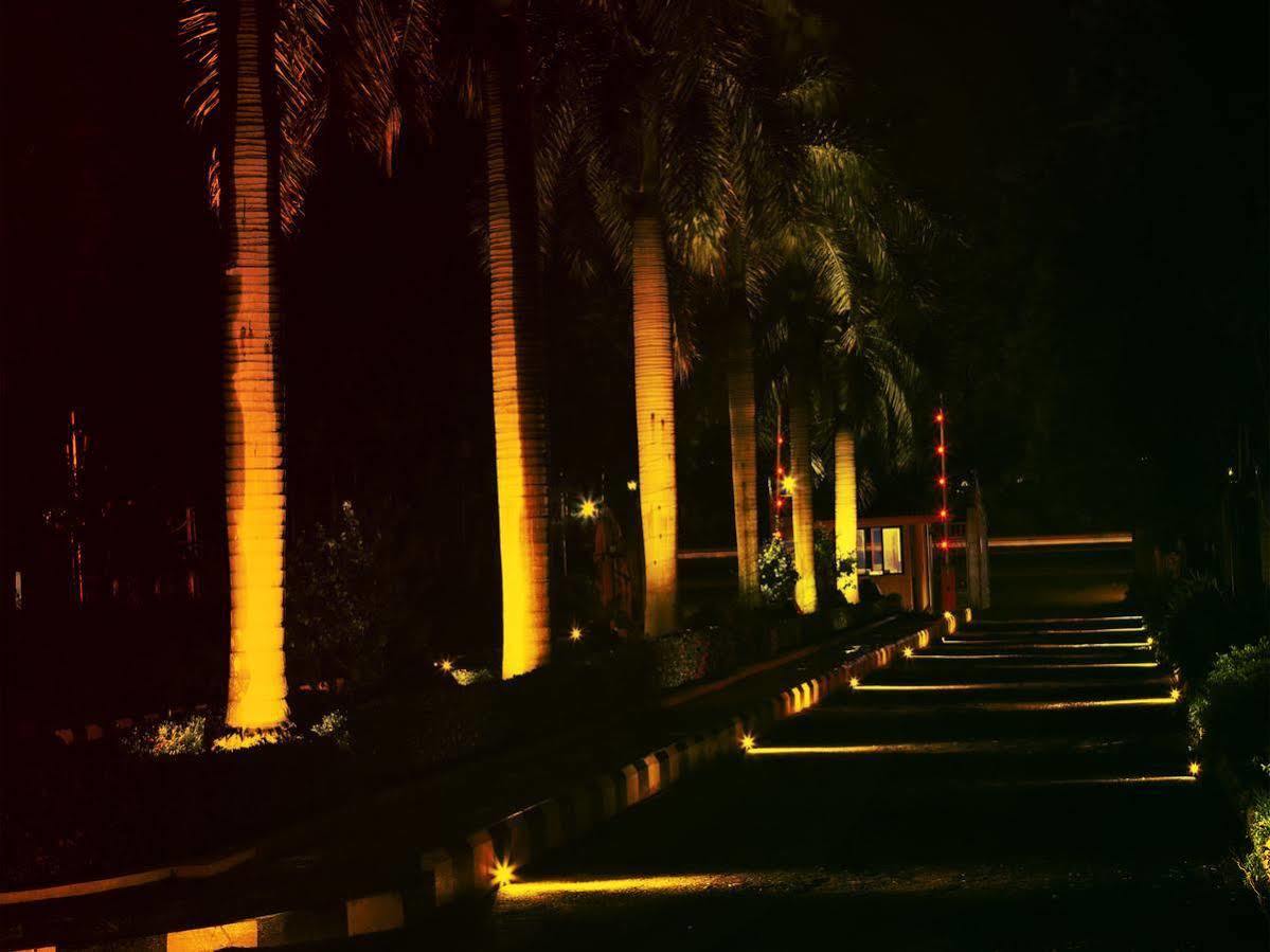 Pleasant Days Resort Chembarambakkam Lake Exterior foto
